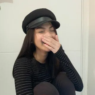 🍄 e1d1881e 女人, 女孩, 微笑, 帽子, 肖像 telegram sticker