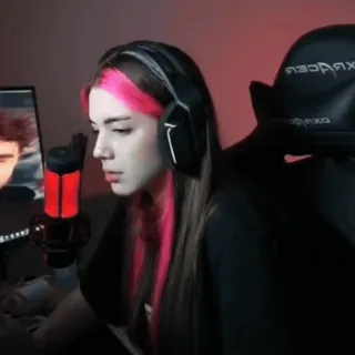 🌸 4ac67587 donna, gamer, cuffie, microfono, capelli rosa, computer telegram sticker