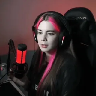 🌸 7891c3f4 donna, cuffie, microfono, streamer, gamer, ritratto telegram sticker