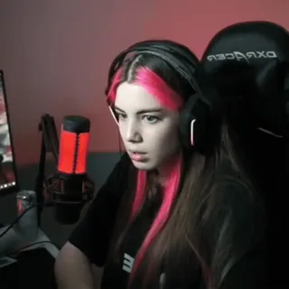🌸 d37ef86a donna, gamer, cuffie, microfono, capelli rosa telegram sticker