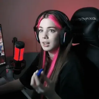🌸 d734feeb gamer, donna, capelli rosa, cuffie, microfono telegram sticker