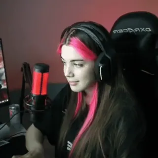 🌸 e0f1b272 Gamer, Ragazza, Cuffie, Capelli rosa, Microfono telegram sticker