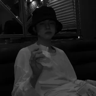 💦 342defb0 คน, หมวก, กิน, ขาวดำ, นั่ง telegram sticker