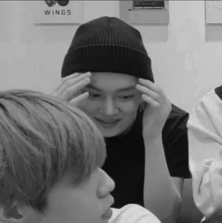 💦 840c5ecd WINGS คน, หมวก, มอง, มีความสุข, ปีก telegram sticker