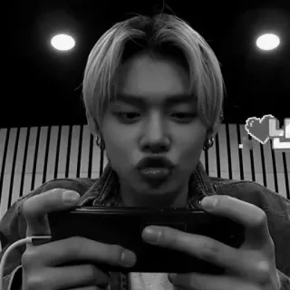 ✨ e208cfff ผู้ชาย, เล่น, วิดีโอเกม, ในร่ม, ภาพบุคคล, โทรศัพท์ telegram sticker