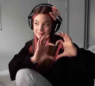 💓 09fff49f ผู้หญิง, หัวใจ, หูฟัง, น่ารัก, เด็ก telegram sticker