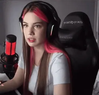 🫤 0f090aaf ผู้หญิง, เกมเมอร์, หูฟัง, ไมโครโฟน, เก้าอี้, สตรีมเมอร์, ภาพเหมือน telegram sticker