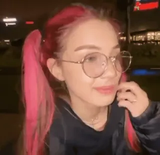 🤓 5ab14f27 ผู้หญิง, ผู้หญิง, ผมสีชมพู, หางม้า, แว่นตา, ภาพเหมือน telegram sticker