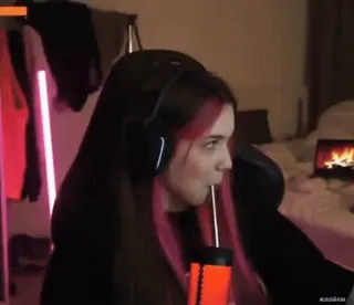 💨 89634e87 Kaaücü ผู้หญิง, คน, หูฟัง, ในร่ม, นั่ง, เด็กผู้หญิง, เก้าอี้ telegram sticker