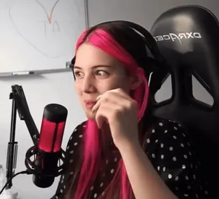 😧 f534c137 ผู้หญิง, ผมสีชมพู, เกมเมอร์, หูฟัง, ไมโครโฟน, สตรีมเมอร์, คน telegram sticker