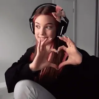 💓 5408f05a donna, cuore, cuffie, ritratto, sorridente telegram sticker