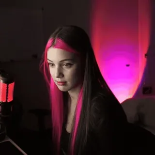 😟 7baf9391 donna, capelli rosa, microfono, ritratto, streamer, gamer telegram sticker