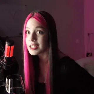 👌 ac107efb donna, capelli rosa, ritratto, microfono, vino, femminile telegram sticker