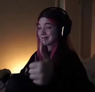 💋 3b98cf79 Frau, Kopfhörer, pinke Haare, Daumen hoch, positiv telegram sticker