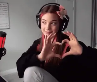 💋 70cdeb1c Frau, Kopfhörer, Herz, Mädchen, Porträt telegram sticker