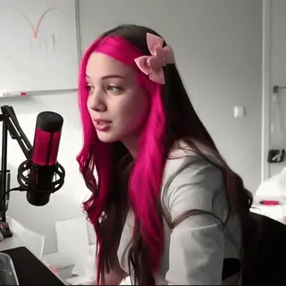 💋 1c39fcd3 ผู้หญิง, ผมสีชมพู, ไมโครโฟน, ภาพเหมือน, ผู้หญิง, เด็กผู้หญิง telegram sticker