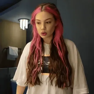 💋 dca1c2ca ผู้หญิง, ผู้หญิง, ผมสีชมพู, ภาพเหมือน, เสื้อยืด, ผมสีน้ำตาล telegram sticker