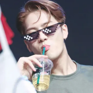 ⚔ 4bf2962f Mann, Sonnenbrille, Trinken, Starbucks, Pixelbrille telegram sticker