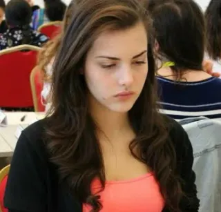 🙃 ae91ea75 ผู้หญิง, ผู้หญิง, ภาพเหมือน, ผมสีน้ำตาลเข้ม, ในร่ม telegram sticker