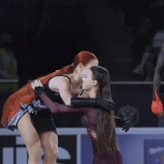 🤗 112d1f05 patinação no gelo, esportes, abraço, atletas telegram sticker