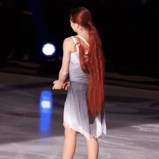 ❤️ 6184f05e patinação artística, patinação no gelo, cabelo ruivo, vestido, performance telegram sticker