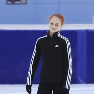 😸 d2c2463d patinação artística, patinação no gelo, esportes, atleta, cabelo ruivo, Adidas telegram sticker