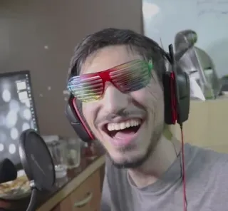 😂 b79e5799 homme, casque, lunettes, sourire, personne, portrait, intérieur, ordinateur whatsapp sticker