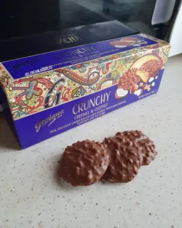 🍫 2142fff6 CRUNCHY
CARAMEL & COCONUT
WITH CHOCOLATE COVERED CRISPY WAFER BISCUITS AND SALTED CARAMEL
FILLED WITH CREAMY COCONUT AND SPRINKLED WITH COCONUT PIECES AND FLAKED COCONUT sô cô la, dừa, caramel, bánh quy, giòn, kẹo, món tráng miệng, thức ăn telegram sticker