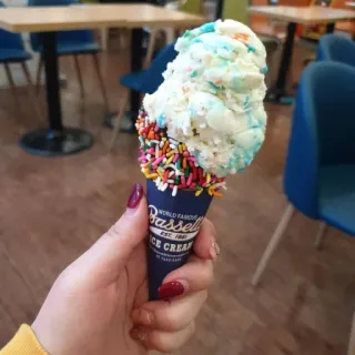 🍦 a711a2f7 BASSETTS ICE CREAM kem, tráng miệng, đồ ăn, ngọt, ốc quế, rắc cốm telegram sticker