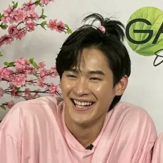 😁 05c6fbc9 orang, pria, senyum, bahagia, kemeja merah muda whatsapp sticker