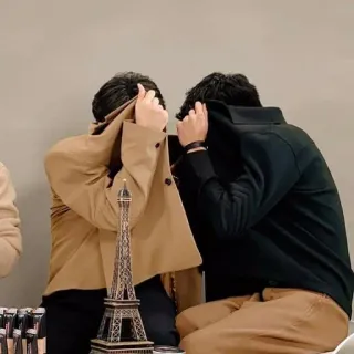 😅 b819aa38 Menara Eiffel, orang, jaket, meja, dalam ruangan, dekorasi whatsapp sticker