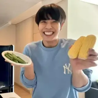 😍 ff3f6e97 pria, tersenyum, jagung, buncis, makanan, memasak, bahagia whatsapp sticker