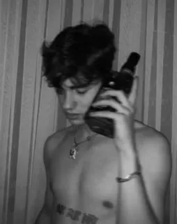 🙂 7709d08b ภาพเหมือน, ชายหนุ่ม, ปืน, ในร่ม telegram sticker