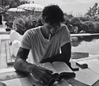 🙂 7ca89fa8 ผู้ชาย, สูบบุหรี่, หนังสือ, อ่าน, บุหรี่, คน, ในร่ม, ผู้ใหญ่ telegram sticker