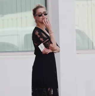 🕳 4f2e4531 Frau, Kleid, Sonnenbrille, Mode, Promi, Stil telegram sticker