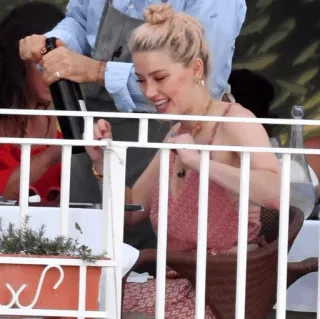 🩰 55a34f3e Amber Heard promi, frau, blond, abendessen, restaurant telegram sticker