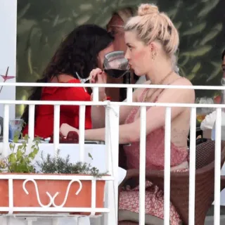 🩰 8ebd9eef Essen, Wein, Frauen, Restaurant, Promi telegram sticker