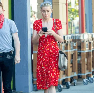 🧶 c30af019 Frau, Kleid, Rot, Blumenmuster, Straße, Person telegram sticker