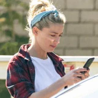 🍥 d410c263 Amber Heard person, schauspielerin, promi, frau, handy, casual, stirnband, porträt telegram sticker