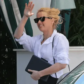 🩹 db8ee591 Frau, Sonnenbrille, winkend, blonde Haare, Porträt, Schauspielerin telegram sticker