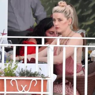 🩰 ec77fdc8 Frau, Promi, blond, Person, draussen, Restaurant telegram sticker