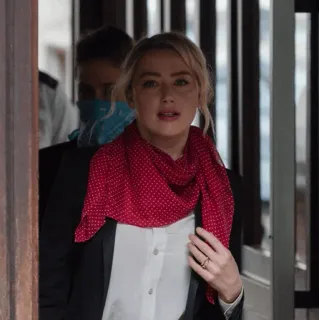 🔖 f98e950f Amber Heard Schauspielerin, Promi, roter Schal, Frau, blondes Haar telegram sticker