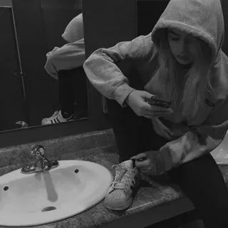 @petalposerr ' ᴀᴍʙɪᴛᴄʜɪᴏᴜs :: @fStikBot whatsapp stickers