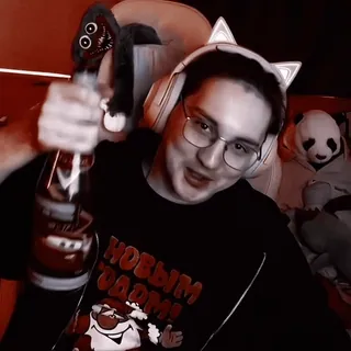 🧱 4e5014a7 НОВЫМ ГОДОМ! nowy rok, świętowanie, butelka, osoba, okulary, kolczyki, rosyjski telegram sticker