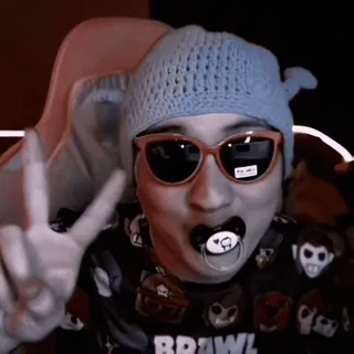 🧱 7bd9804c BRAWL osoba, portret, dziecko, smoczek, okulary przeciwsłoneczne, kapelusz, znak pokoju telegram sticker