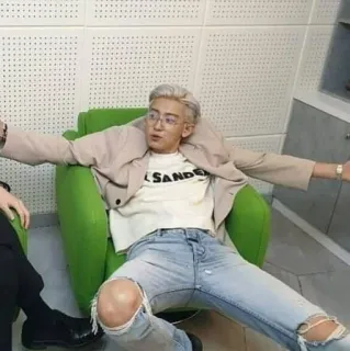 🙌 07b3fdde J SANDER мужчина, сидит, стул, очки, блондин, кэжуал, мода, стиль telegram sticker