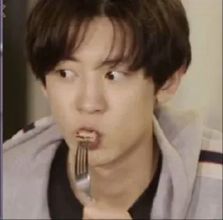 🥠 876a342d человек, еда, пища, вилка, удивлен, выражение лица, мужчина, толстовка telegram sticker