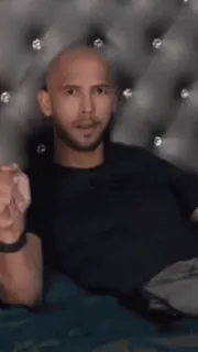 🌟 64cbc24d Andrew Tate đàn ông, hói, tạo dáng, ngồi, chân dung telegram sticker