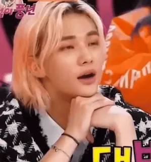 🥰 cbb551b2 엄마 풍년 kpop, pria, selebriti, penyanyi, penghibur telegram sticker