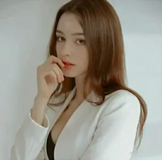 ⭐ 0a51b4a4 여자, 인물 사진, 갈색 머리, 흰색 블레이저 telegram sticker